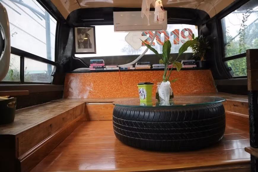  Une table faite d'un vieux pneu. 
