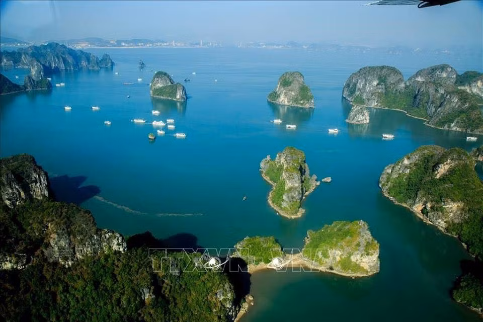 À environ quatre heures de route à l’Ouest de Hanoi, la baie d’Ha Long a été inscrite au patrimoine mondial de l’UNESCO en 1994 et a été élue parmi les sept nouvelles merveilles naturelles du monde par l’organisation suisse New Open World en 2011.