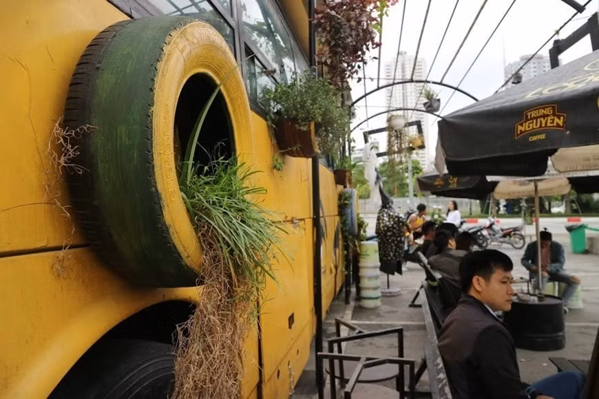  Des pneus sont utilisés comme pots de fleurs et de plantes. 