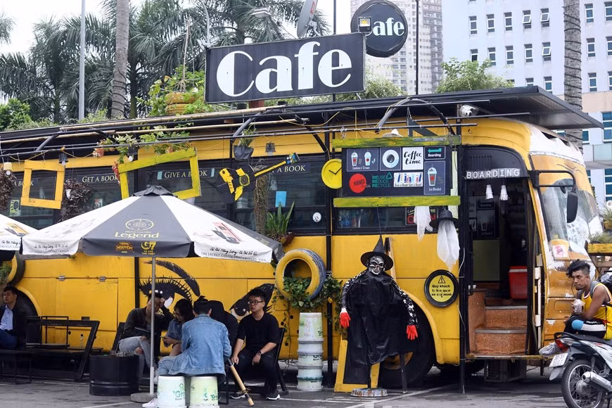  Situé dans l'arrondissement de Ha Dong à Hanoï, Hanoi Bus Cafe est construit à partir d'un bus vieux et cassé. 