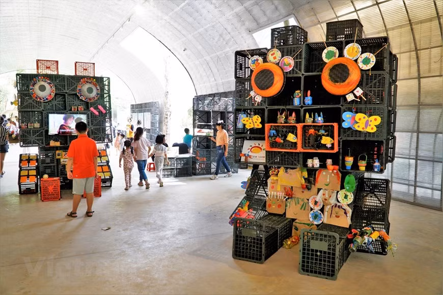Zone présentant des œuvres d'art réalisées par des enfants autistes. Photo: Vietnam+