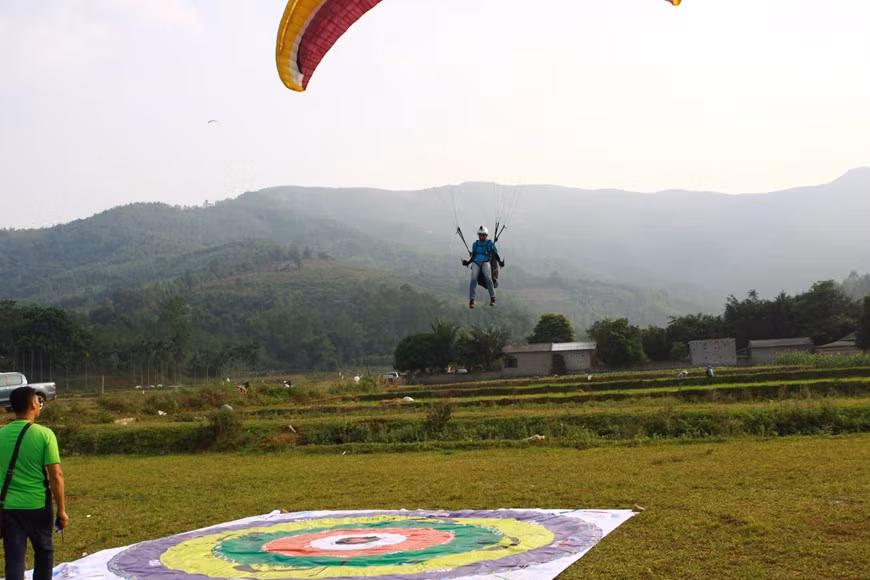 Le club de parapente de Hanoï (Hanoi Paragliding Club - HNPG) est l'endroit pour partager la passion pour le parapente et des sports aériens en général. Photo: Vietnam+