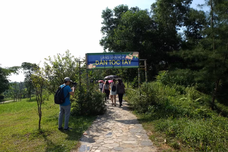 Des visiteurs à l'espace culturel des Tay dans le village. Photo: VNA