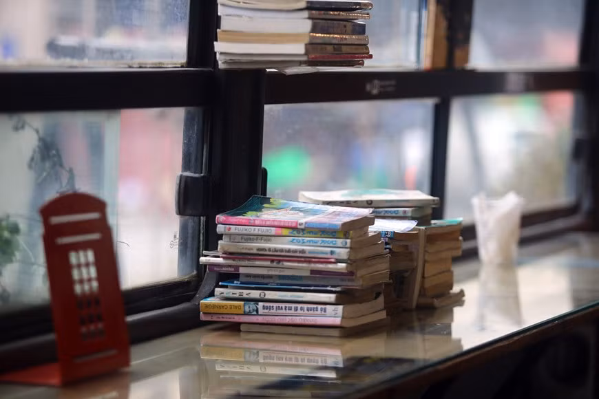  Le café est comme une petite bibliothèque avec beaucoup de livres pour tous les âges. 