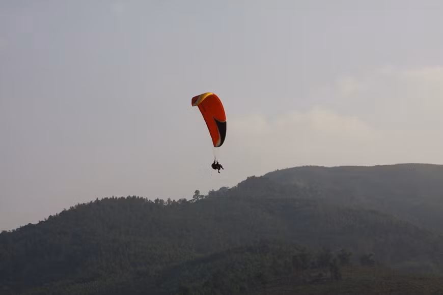 Le vol en parapente est une expérience inoubliable. Photo: Vietnam+