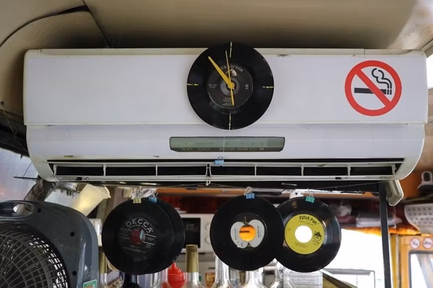  Un cadran de montre fabriqué à partir d’un disque microsillon. 