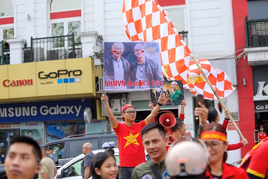 Des fans montrent leur affection à l'entraîneur en chef Park Hang Seo et à Doan Nguyen Duc, qui a grandement contribué au succès du football vietnamien.