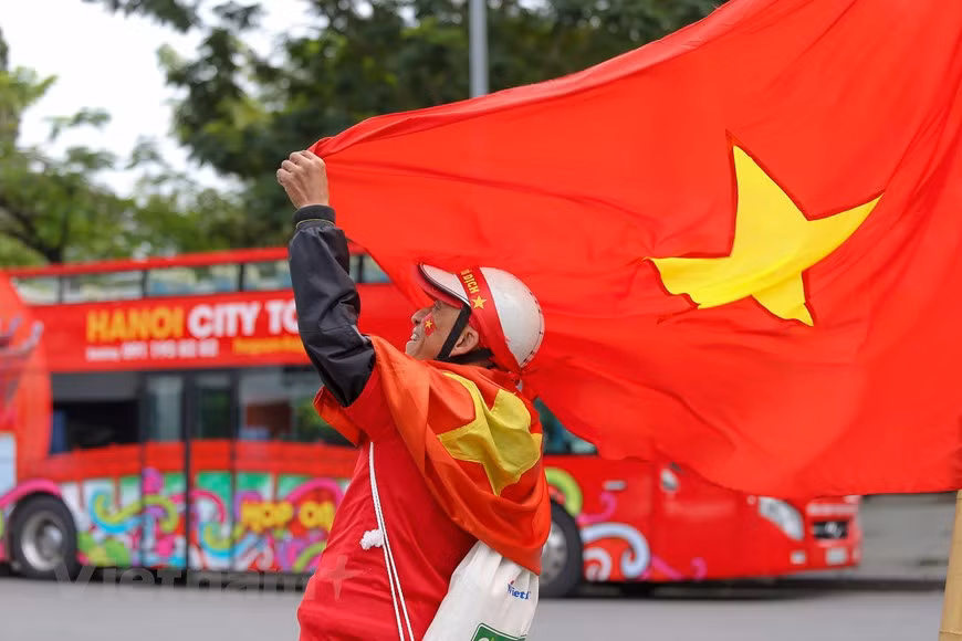 Drapeau national flottant au vent dans de nombreuses rues de Hanoï. Photo: Vietnam+