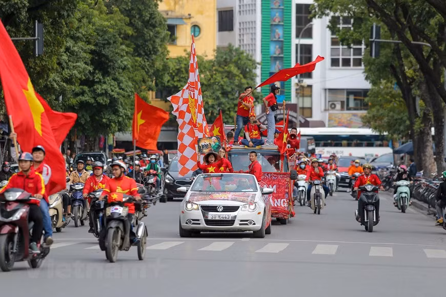 Dans l'après-midi du 19 novembre, avant le match de football opposant le Vietnam et la Thaïlande, l'Association des supporters de football vietnamiens (VFS) a défilé dans de nombreuses rues de Hanoï pour encourager l'équipe vietnamienne. Photo: Vietnam+