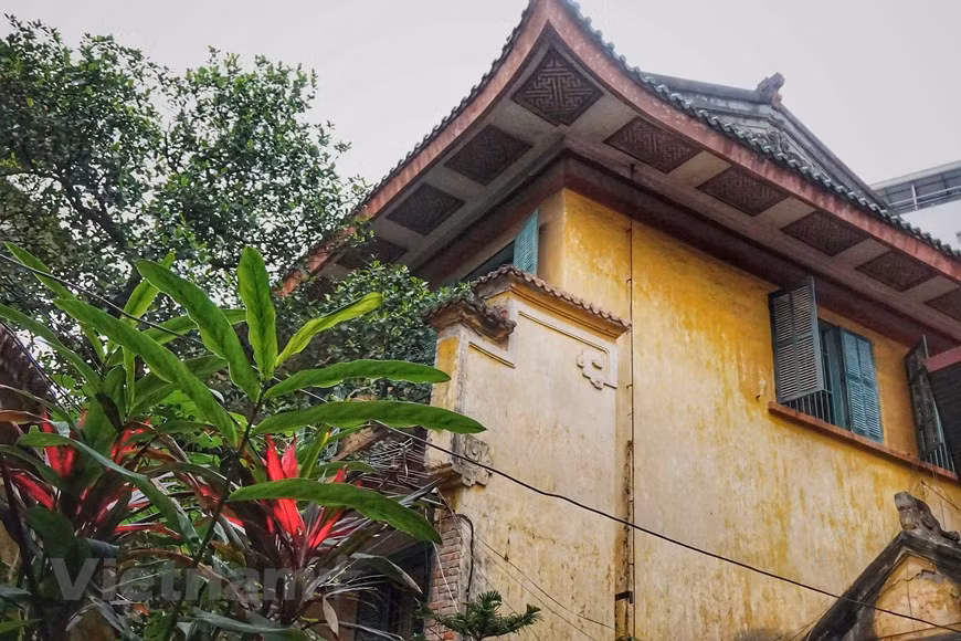 L’ensemble du bâtiment est profondément influencé par les architectures orientales et occidentales. Sa façade présente le style oriental typique avec le toit incurvé resté intact. Photo: VietnamPlus