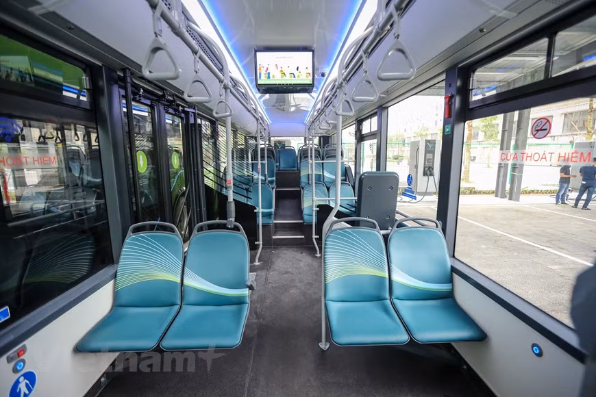  L’intérieur de ces bus électriques assez spacieux. Photo : VietnamPlus
