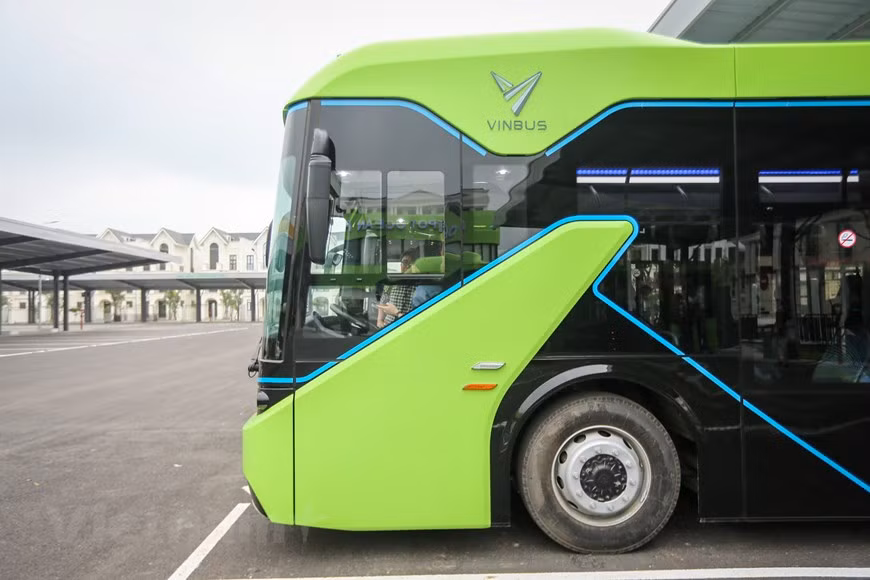 Le bus électrique de VinFast peut transporter au maximum de 72 passagers. Photo : VietnamPlus
