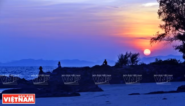  Scène romantique sur la plage Vàm Chay au coucher du soleil. A partir de juin, début de la saison touristique, cette plage est toujours très fréquentée. L'atmosphère est animée au coucher du soleil quand beaucoup de gens jouent et se baignent. Photo : VNP