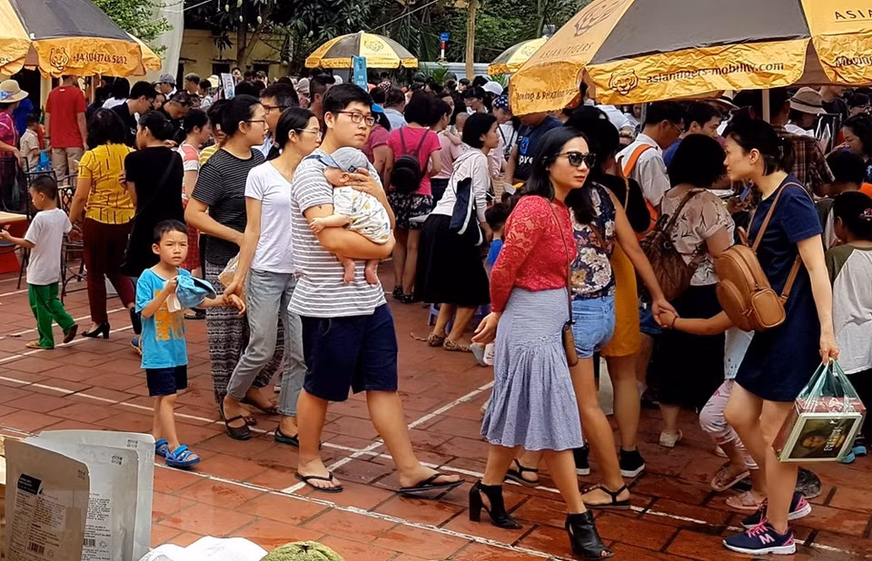  Beaucoup de familles emportent leurs enfants au marché. 