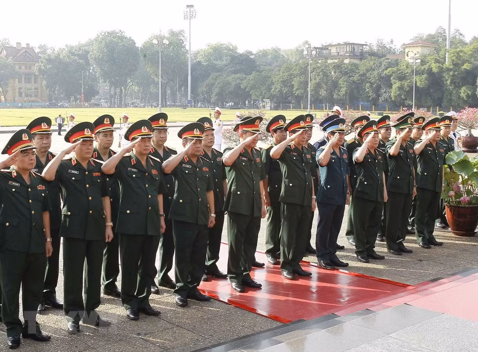La délégation du ministère de la Défense est aussi allée rendre un hommage au Président Ho Chi Minh en son mausolée.