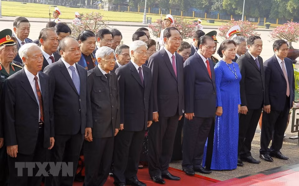 Une délégation de dirigeants du Comité central du Parti, de l'Assemblée nationale, de l'État, du gouvernement et du Comité central du Front de la Patrie du Vietnam, est allée, jeudi matin 18 mai, rendre hommage au Président Hô Chi Minh en son mausolée à Hanoï.