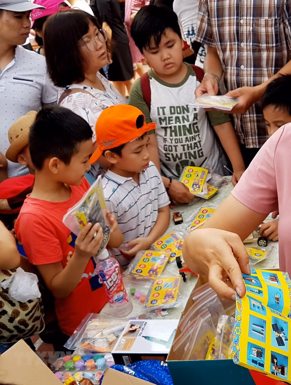  Des enfants vietnamiens sont attirés par des jouets. 