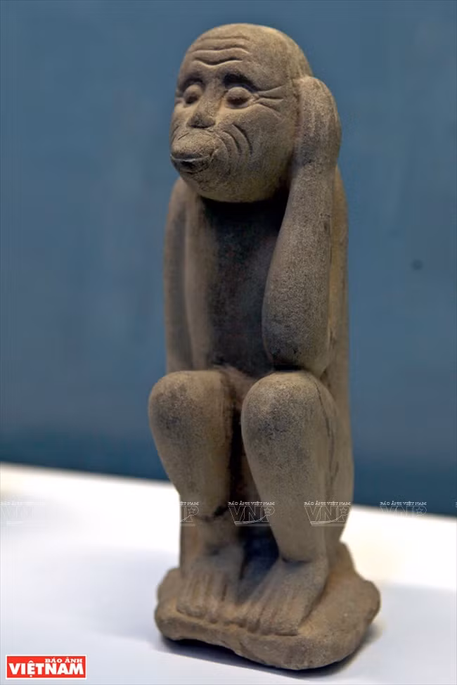 Statue de singe en pierre dans les «trois non» (Dynastie des Ly du XIe au XIIIe siècle).