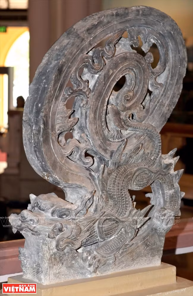 Statue de dragon en terre cuite sous le règne de Lê Trung Hung (XVIIe siècle).