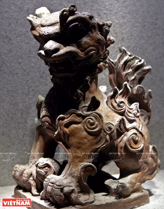 Statues de lions (souvent appelé Nghê ou Lân) en faïence (XVIIIe-XIXe siècle), souvent sur deux socles ou piliers devant l’entrée des ouvrages anciens dans une fonction de défense, de gardiennage.