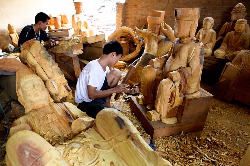 Chaque artisan s’occupe d’une étape spécifique dans le processus de fabrication d’une statue.