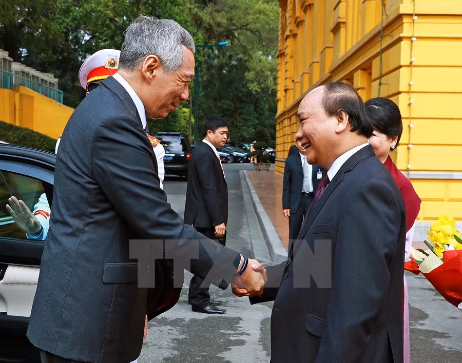 Le Premier ministre vietnamien Nguyên Xuân Phuc (droite) accueille à Hanoi son homologue singapourien Lee Hsien Loong. 