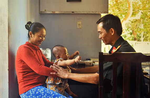 "Soin de santé à Truong Sa" de Hoang Tuan.