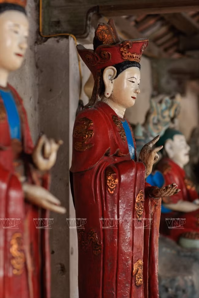 L’une des quatre statues de Bodhisattvas.