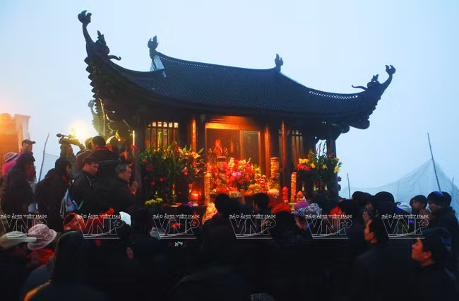 La pagode Dông trône au sommet de Yên Tu, à 1.068 m d’altitude. Elle a été reconnue par l’Organisation des Records d’Asie comme la « Pagode en bronze la plus grande d’Asie au sommet d’une montagne ». 