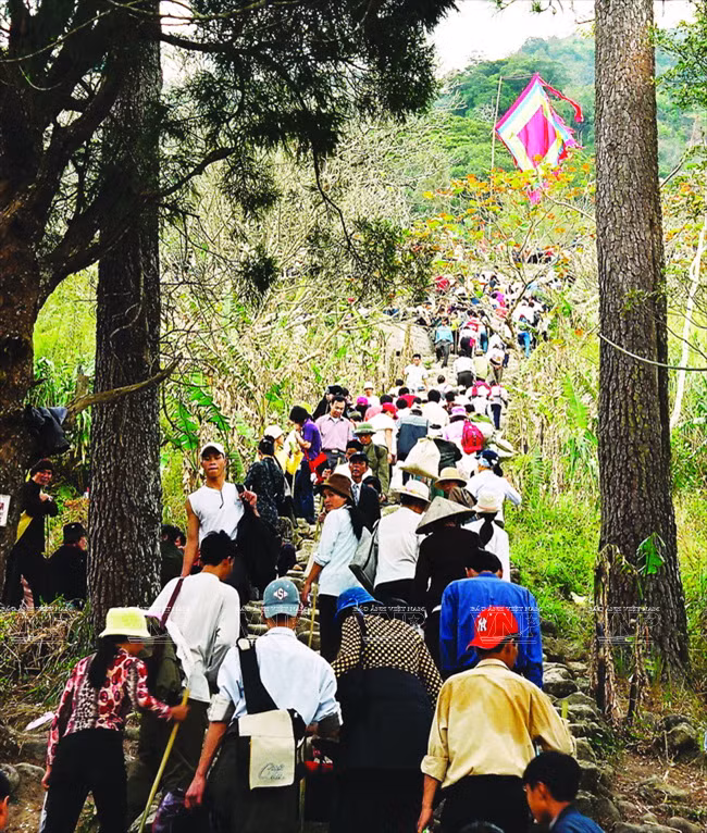 A partir du 10e jour du premier mois lunaire et durant les ​trois mois du printemps, des milliers de pèlerins vont au Festival de Yên Tu pour honorer le roi bouddhiste Trân Nhân Tông, rendre culte au Bouddha et profiter du paysage. 