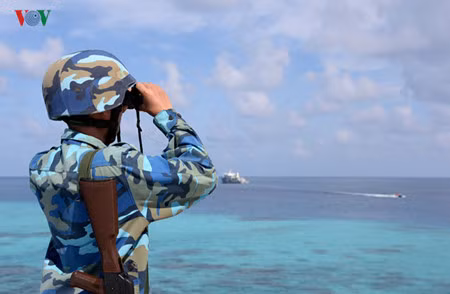  La couleur de l’uniforme des soldats se mêle parfaitement à celle du ciel et de la mer.