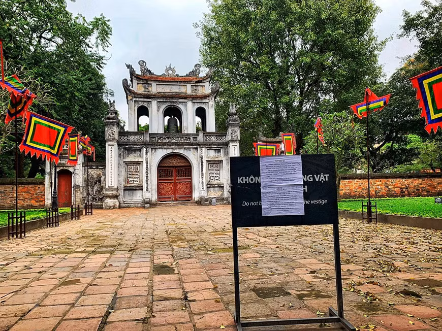  Le Temple de la Littérature, une destination touristique attrayante de la capitale, a été fermé temporairement depuis le 13 mars 2020 pour être désinfecté et limiter la propagation de l’épidémie de COVID-19. Depuis la nouvelle flambée de l’épidémie de COVID-19 dans la communauté, le système de prévention et de lutte contre l'épidémie du secteur touristique de la capitale a été réactivé, accordant la plus grande priorité à la garantie de la sécurité des touristes et de la population locale. La date de réouverture du site reste encore inconnue en raison de l'évolution complexe de l’épidémie de COVID-19. Photo: Vietnamplus 