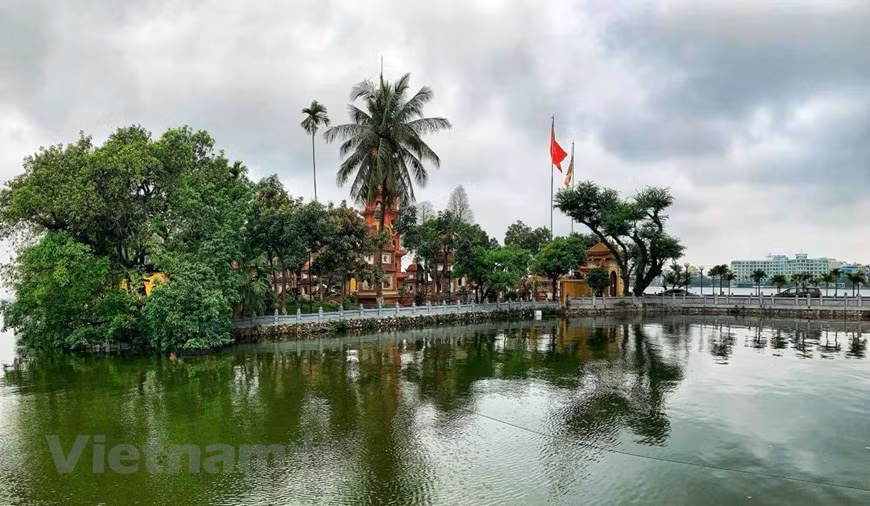  La pagode Trân Quôc à Hanoï a été choisie par le magazine américain National Geographic comme "l’une des plus belles pagodes du monde à visiter". Elle a été également classée en 2017 par le journal britannique Daily Mail parmi les 16 plus belles pagodes du monde. Sous les dynasties des Ly et Trân, Trân Quôc était le centre du bouddhisme dans la capitale, alors appelée Thang Long. Ce site était une destination préférée des rois pendant les fêtes. Actuellement, la pagode est un endroit où les visiteurs peuvent retrouver la paix en se plongeant dans la beauté de la nature et de l’architecture ancienne. Photo: Vietnamplus 