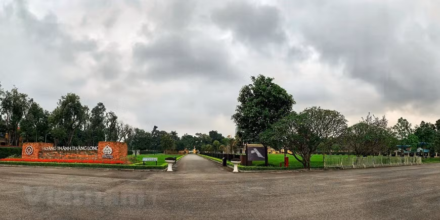  La citadelle impériale de Thang Long a cessé d'accueillir des visiteurs à partir du 14 mars. La cité impériale de Thang Long a été construite au 11e siècle sous la dynastie des Ly, marquant l’indépendance du Dai Viet. Couvrant environ 18.000 m², le secteur central de la citadelle impériale de Thang Long – Hanoi a été reconnu patrimoine mondial par l’UNESCO le 31 juillet 2010. Il comprend le site archéologique au N°18 de la rue Hoàng Diêu et la zone de l'ancienne citadelle de Hanoï. Il contient un trésor culturel inestimable qui symbolise non seulement la quintessence culturelle nationale mais également des valeurs d'importance mondiale. Photo: Vietnamplus 