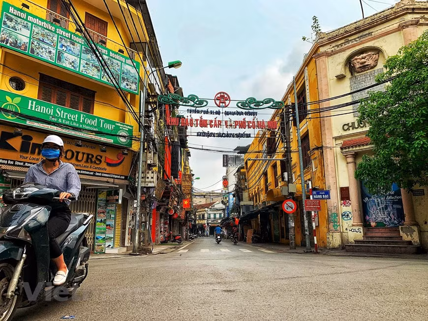  Située dans le quartier de Hàng Buôm, l’arrondissement de Hoàn Kiêm, Ta Hiên était appelée par les Français ''rue Géraud''. C’est souvent là que la plupart des touristes étrangers débarquent à leur arrivée à Hanoï. Elle est limitée au sud par la rue Hàng Bac et au nord par la rue Hàng Buôm. Selon les Hanoïens, Ta Hiên ressemble à une jeune fille à la beauté intérieure. Pas vraiment très belle, mais beaucoup de charme, surtout le soir venu... Cependant, en raison de l’épidémie de COVID-19, la rue la plus animée de Hanoï devient aussi désertée. Photo: Vietnamplus 