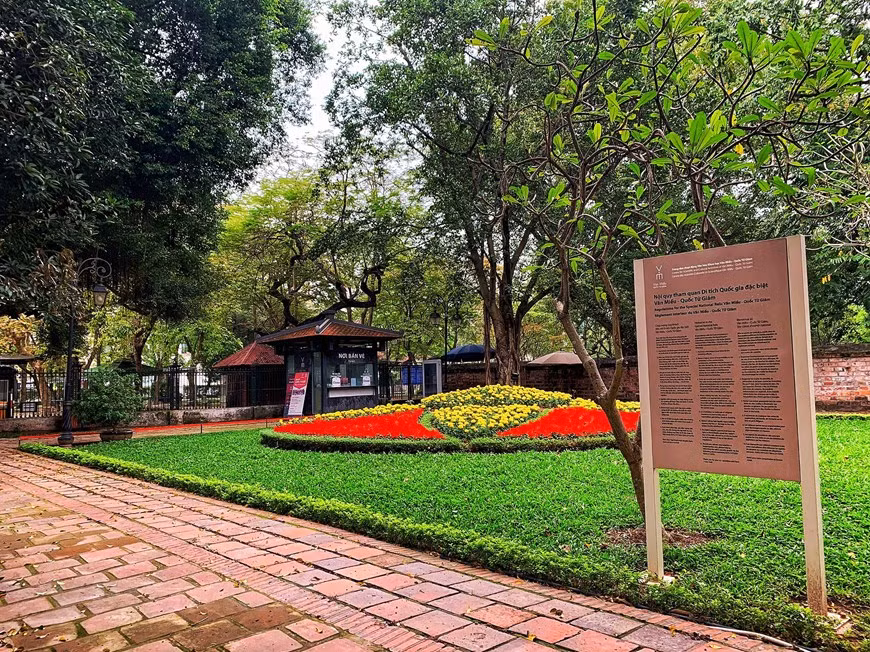  Le Temple de la Littérature, construit en août 1070 et destiné au culte de Confucius mais flanqué de Quôc Tu Giam (Collège national) est considéré comme la première université du Vietnam. Cette destination est aussi un lieu de prédilection pour des touristes. Pour contenir la propagation de l’épidémie, les sites touristiques à Hanoï doivent prendre strictement des mesures de prévention et de lutte contre le COVID-19. D’après Trân Trung Hiêu, directeur adjoint du Service du tourisme de Hanoï, les rassemblements touristiques ont été suspendus. Son Service a aussi demandé aux voyagistes d'arrêter temporairement les circuits touristiques vers les zones touchées par l’épidémie. Photo: Vietnamplus 