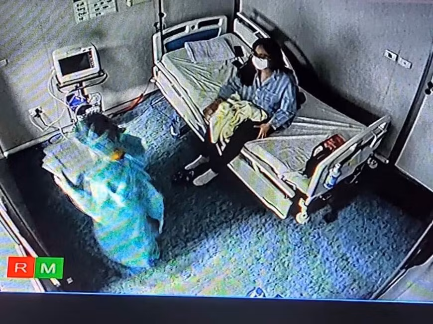 Elle est actuellement soignée à l’Hôpital national des maladies tropicales dans le district de Dông Anh, à Hanoï. Photo: VNA