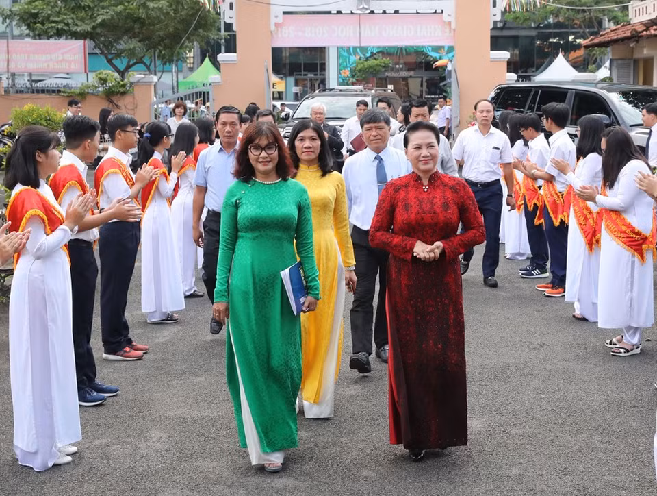La présidente de l’Assemblée nationale Nguyen Thi Kim Ngan (droite) à la cérémonie rentrée des classes au lycée d’excellence Le Hong Phong à Ho Chi Minh-Ville. Photo : VNA
