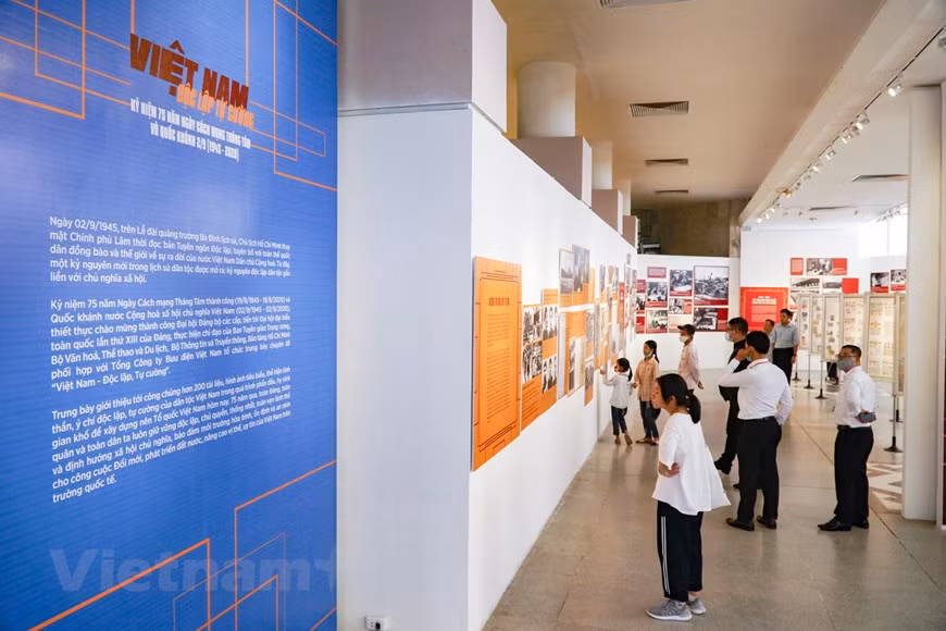 L'exposition marque le 75e anniversaire de la Révolution d'Août (19 août) et de la Fête nationale (2 septembre), s’orientant vers les congrès du Parti à tous les niveaux et du 13e Congrès national du Parti communiste du Vietnam. Il met en lumière les événements historiques majeurs de la révolution vietnamienne, de l’invasion des colonialistes français de 1858 à la fin de la Révolution d'Août en 1945 tels que le voyage du Président Ho Chi Minh à la recherche de la voie du salut national, la Déclaration d'Indépendance proclamée par le Président Ho Chi Minh, donnant naissance à la République démocratique du Vietnam le 2 septembre 1945. Photo: Minh Hieu/Vietnam+