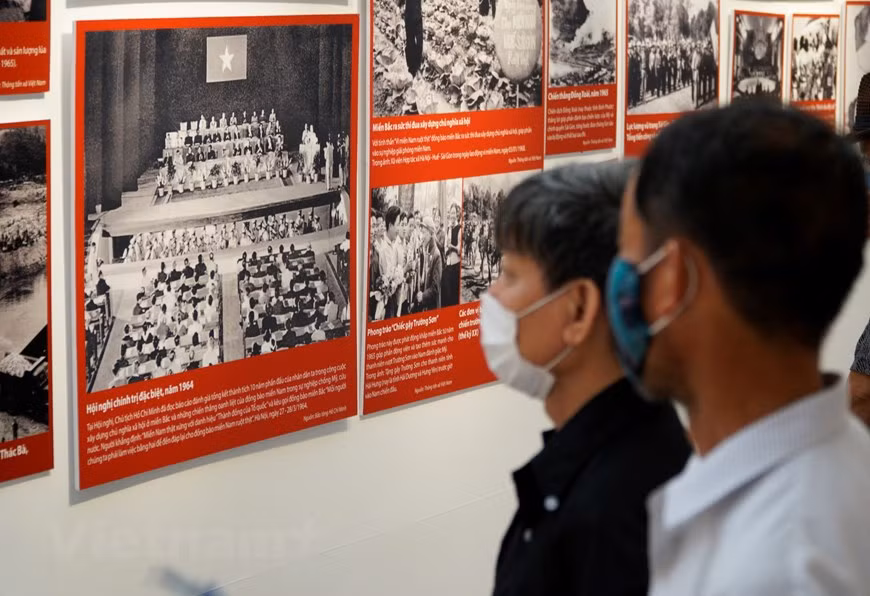 Le deuxième raconte des luttes de neuf ans pour la défense nationale de 1945 à 1954. Pendant cette période difficile, le Gouvernement et le peuple ont travaillé dur pour accomplir les trois tâches prioritaires pointés du doigt par le Président Hô Chi Minh, à savoir «éliminer la famine, l’analphabétisme et vaincre les agresseurs étrangers» (en vietnamien : diêt giac doi, diêt giac dôt, diêt giac ngoai xâm). Dès le lendemain de la Déclaration d’Indépendance, au cours d’une réunion du gouvernement provisoire le 3 septembre 1945, le Président lança la campagne de lutte contre l’analphabétisme. Selon lui, «un peuple ignorant est un peuple faible». Photo: Minh Hieu/Vietnam+