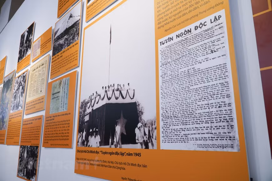 L'exposition, divisée en différentes en cinq sous-thèmes en fonction du temps et de leur lien étroit avec les monuments historiques du pays, vise à sensibiliser la population, notamment les jeunes, à la grande valeur historique de la victoire de la Révolution d'Août, ainsi qu’à susciter le patriotisme et la fierté nationale et promouvoir la force du bloc d’union nationale dans la construction et la défense de la Patrie. Le premier intitulé «Voie vers l’indépendance et la liberté » passe en revue des évènements historiques marquants survenus de l’invasion des colonialistes français en 1858 à la fin de la Révolution d'Août en 1945. Photo: Minh Hieu/Vietnam+
