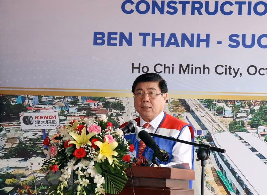 Le président du comité populaire municipal Nguyen Thanh Phong prend la parole lors de la cérémonie