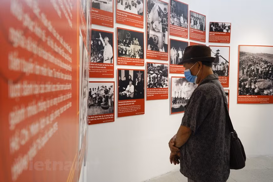 Le Van Tuyen, domicilié dans le quartier de Dich Vong, district de Cau Giay, à Hanoï, qui visite l'exposition, a dit avec émotion: « Voir ces photos me rappelle mon enfance, au cours de laquelle j'ai vécu des jours glorieux de la nation. » L'exposition marque le 75e anniversaire de la Révolution d'Août (19 août) et de la Fête nationale (2 septembre), s’orientant vers des congrès du Parti à tous les niveaux et du 13e Congrès national du Parti communiste du Vietnam. Elle vise à sensibiliser la population, notamment les jeunes, à la grande valeur historique de la victoire de la Révolution d'Août, ainsi qu’à susciter le patriotisme et la fierté nationale et promouvoir la force du bloc d’union nationale dans la construction et la défense de la Patrie. Photo: Minh Hieu/Vietnam+