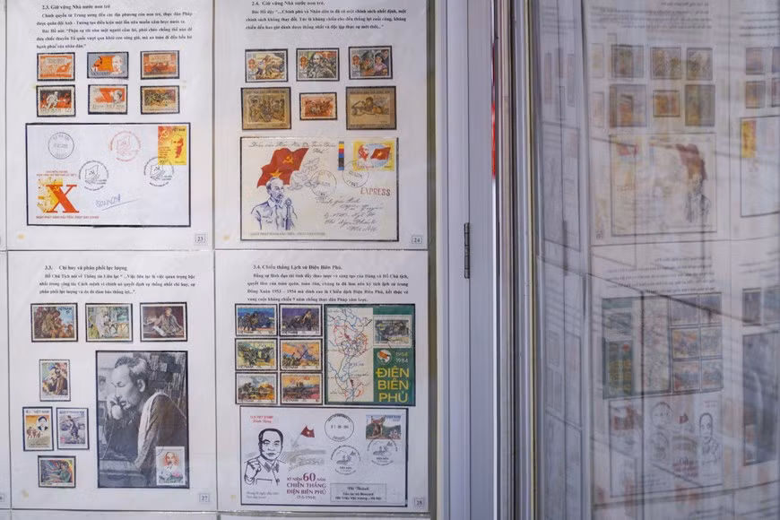 À cette occasion, le Musée Hô Chi Minh, en collaboration avec la Compagnie générale de la Poste du Vietnam (Vietnam Post) et l’Association du timbre-poste du Vietnam, présente certaines collections de timbre-poste sur le Président Ho Chi Minh et le Parti communiste du Vietnam, l’œuvre de réunification, d’édification et de défense nationale. L’exposition attire non seulement des visiteurs âgés mais aussi des jeunes qui la visitent pour se renseigner sur l’histoire de la nation et ses réalisations en matière de développement socio-économique. Comme l'exposition est organisée au milieu des développements complexes de la pandémie de COVID-19, tous les visiter sont invités à désinfecter les mains et porter de masques faciaux pour prévenir l'infection par le coronavirus. Photo: Minh Hieu/Vietnam+