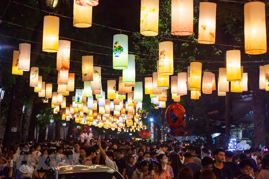 L'espace d'art public dans la rue Phung Hung coloré par des lanternes