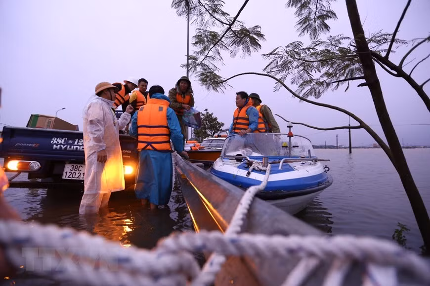 Les forces de sauvetage de la province de Ha Tinh ont utilisé des bateaux à moteur pour déplacer des personnes dans la commune de Cam Vinh, district de Cam Xuyen.