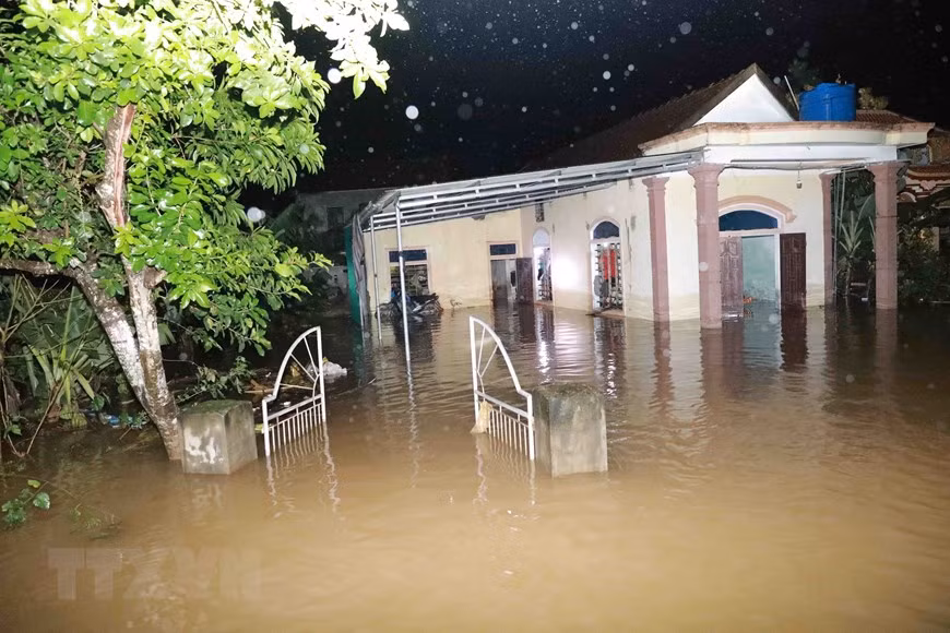Le hameau de Ngu Phuc, commune de Cam Vinh est complètement isolé en raison des inondations.