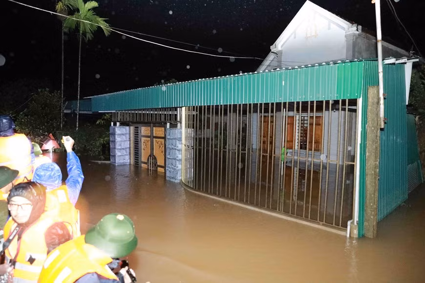 Une maison dans le hameau de Ngu Phuc, commune de Cam Vinh est inondée. 