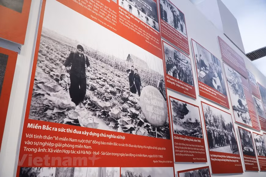 «Construire le socialisme pendant la guerre» est le thème du troisième sous-thème, qui présente des photos des luttes du Vietnam de 1945 à 1954. Après les Accords de Genève en 1954, le Vietnam a été provisoirement divisé en deux régions. Le Nord qui s’est retrouvé entièrement, s’est engagé dans la période de transition vers le socialisme alors que le Sud vécut sous le joug des impérialismes américains et de la clique de leurs valets qui avaient imposé des lois inhumaines. Dans ce contexte, le Parti a défini deux tâches stratégiques – mener la révolution socialiste dans le Nord ; poursuivre la lutte pour la libération du Sud, la réunification du pays et achever la cause de l’indépendance nationale et de la démocratie au Vietnam. Photo: Minh Hieu/Vietnam+