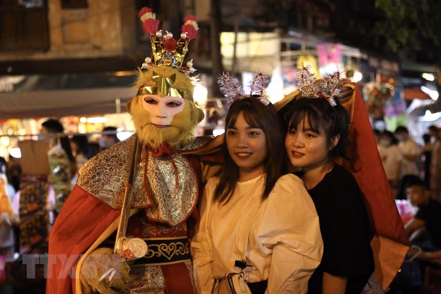 Des jeunes affluent vers les rues du Vieux quartier pour célébrer la Fête de la mi-automne